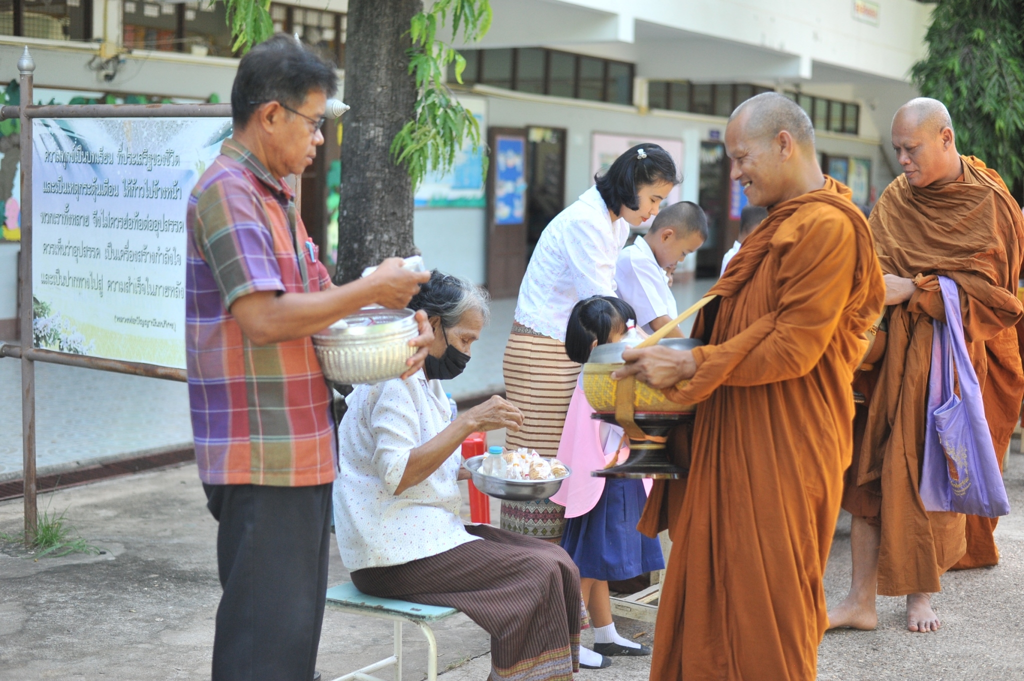 คณะครู บุคลากร และนักเรียน ร่วมทำบุญตักบาตร