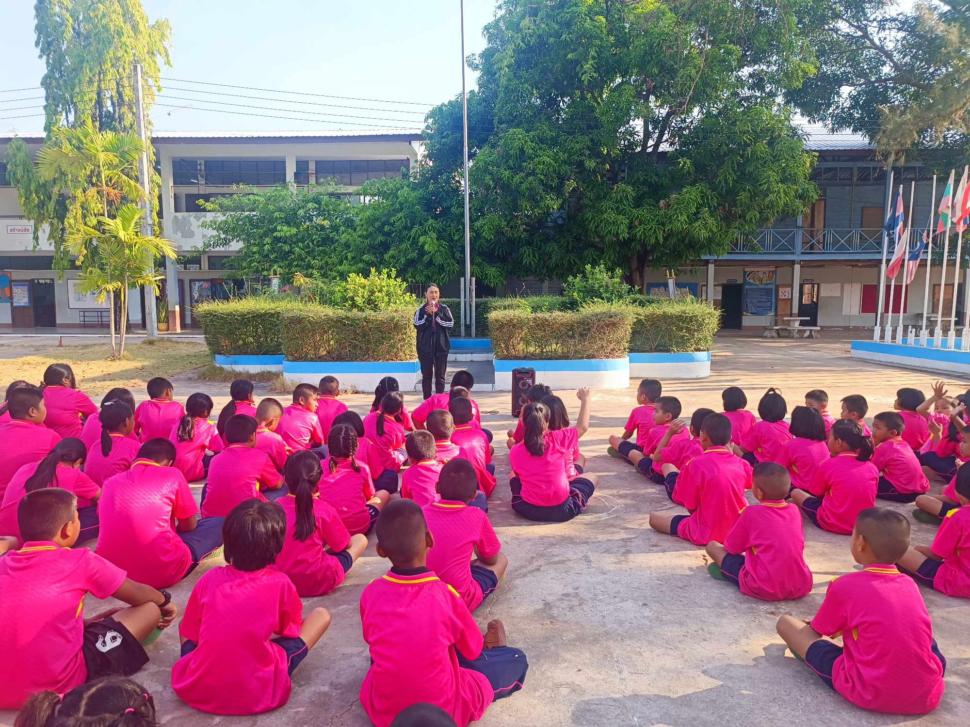 ผู้อำนวยการ นภาพรรณ หอมศรี ได้พบปะคณะครู บุคลากรทางการศึกษาและนักเรียนโรงเรียนบ้านตระการ